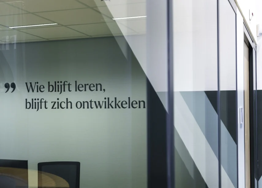 Muur met interior branding tekst Firda "wie blijft leren, blijft zich ontwikkelen"